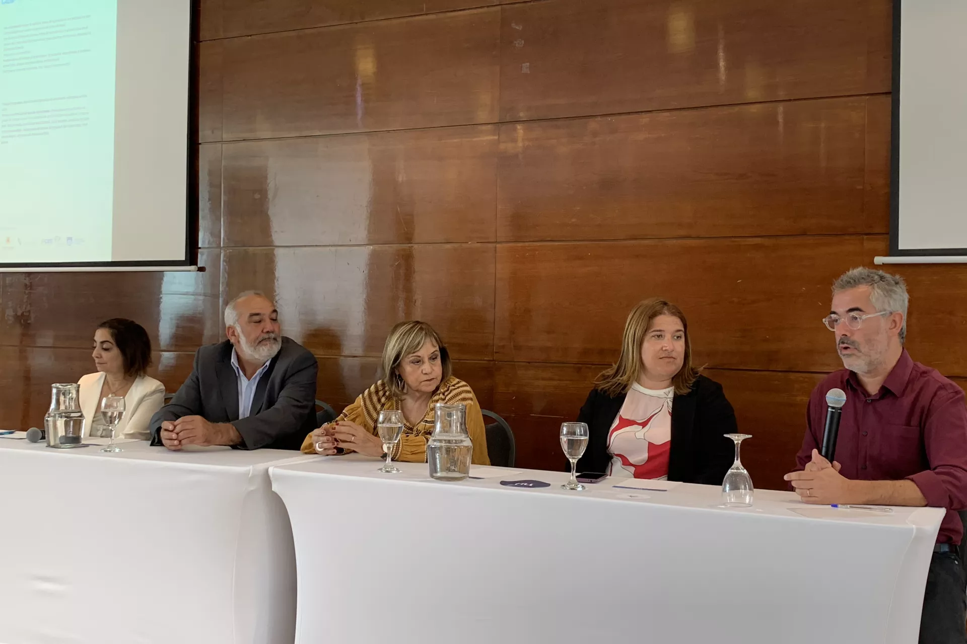 Panel de cuatro expertos en la reunión inicial en Montevideo, Uruguay