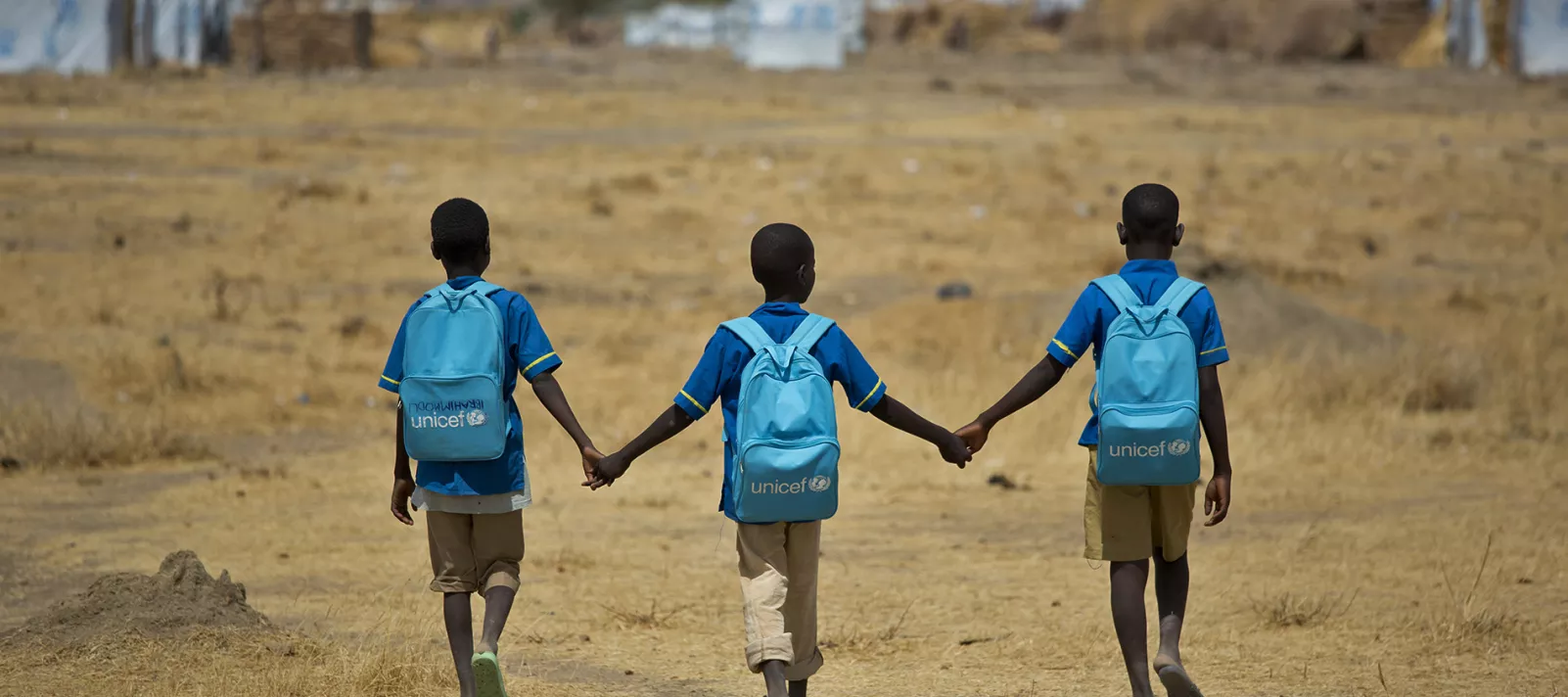 Los niños caminan a casa después de la escuela en el campo de refugiados de Minawao en el norte de Camerún